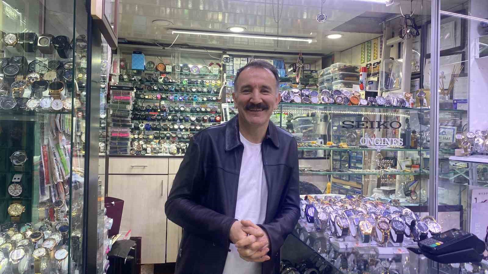 Bu ustalar saatleri yeniden ayarlıyor
