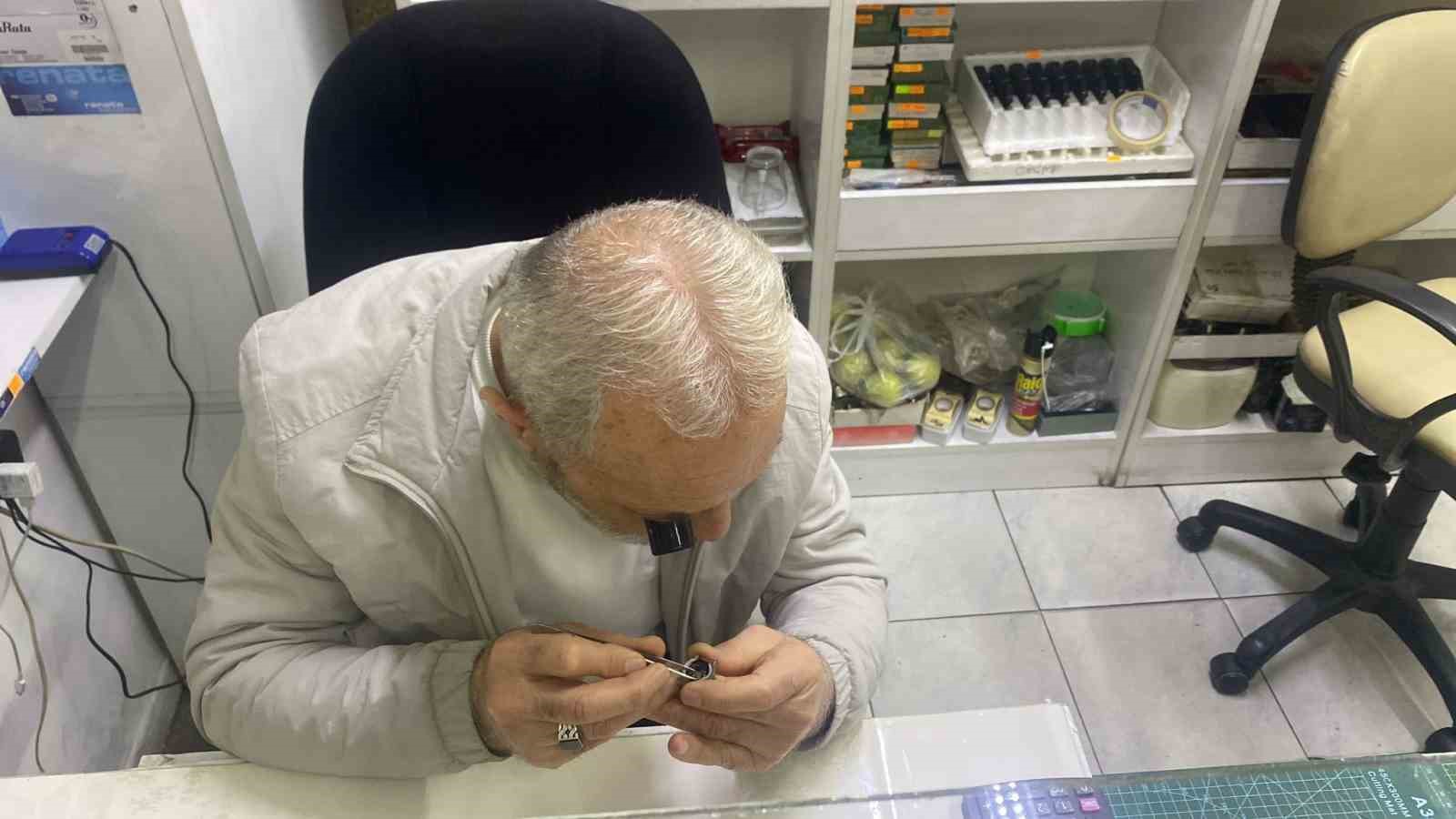 Bu ustalar saatleri yeniden ayarlıyor
