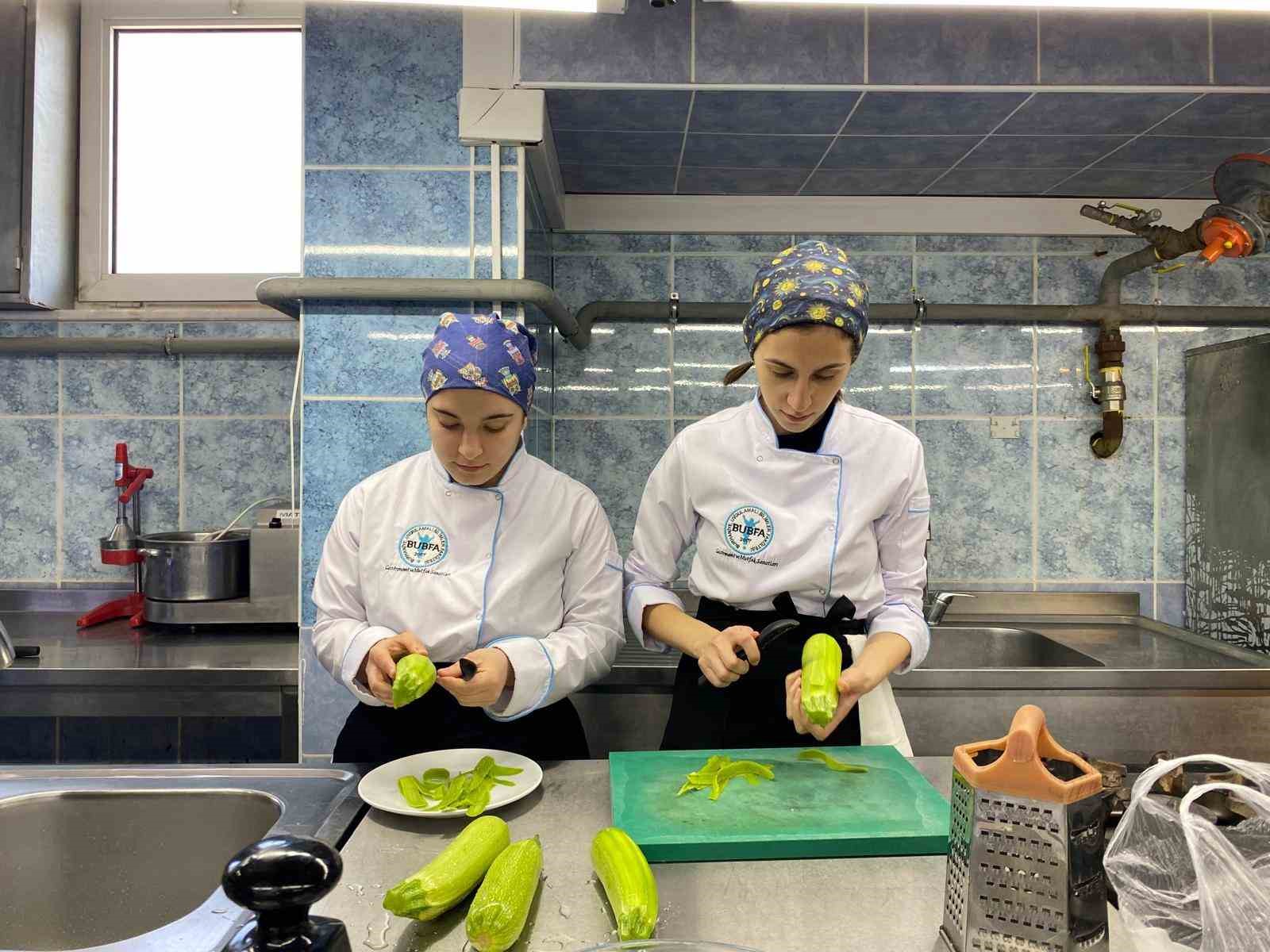 BUBFA’da geleceğin şefleri ile sürdürülebilir gastronomi atölyesi
BUBFA’da geleceğin şefleri ile sürdürülebilir gastronomi atölyesi