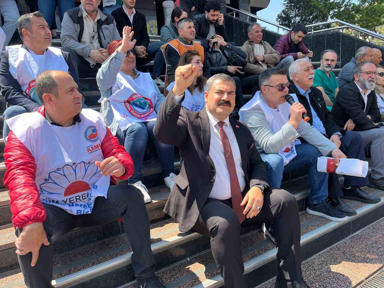 Buca ve Karşıyaka belediyelerinde memurlar iş bırakma eyleminde
