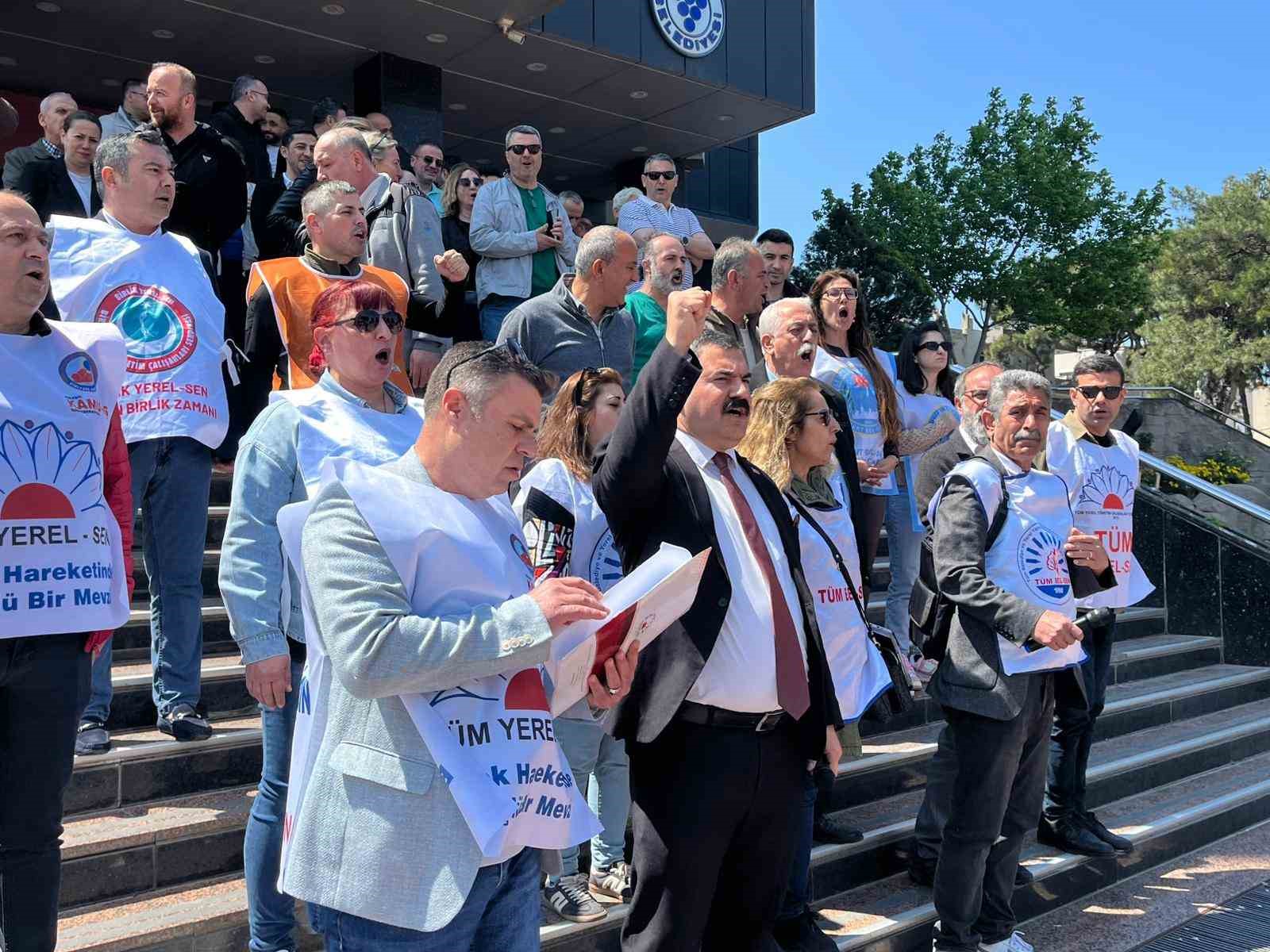 Buca ve Karşıyaka belediyelerinde memurlar iş bırakma eyleminde
