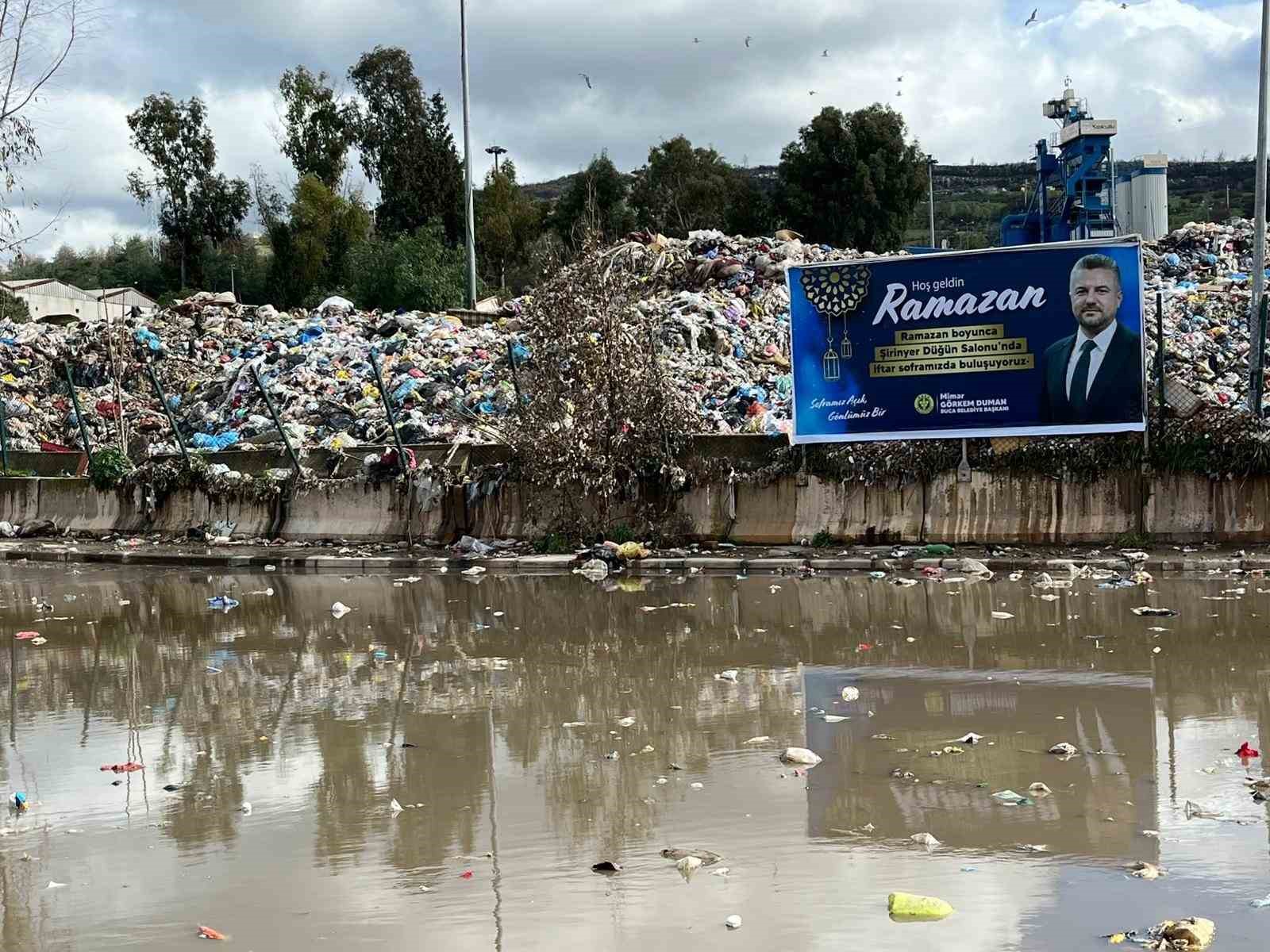 Buca’da çöp krizi: Belediye işçileri bu kez ’Nefes alamıyoruz’ diyerek eylem başlattı
Buca’da çöp krizi: Belediye işçileri bu kez ’Nefes alamıyoruz’ diyerek eylem başlattı