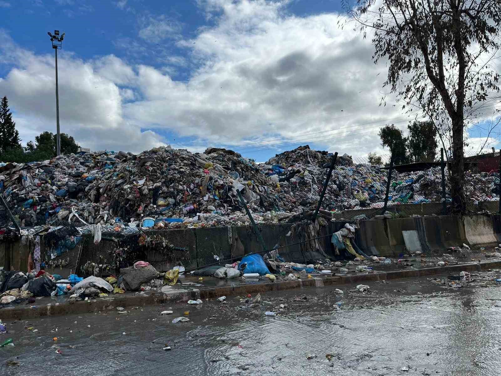 Buca’da çöp krizi: Belediye işçileri bu kez ’Nefes alamıyoruz’ diyerek eylem başlattı
Buca’da çöp krizi: Belediye işçileri bu kez ’Nefes alamıyoruz’ diyerek eylem başlattı
