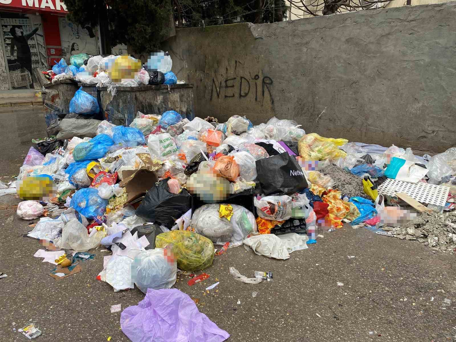 Buca’da grev bitti, çöp çilesi bitmedi
