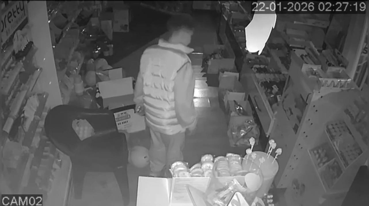 Büfeye giren çocuk top aldı şişirdi, büfe sahibi şikayetçi olmadı
Büfeye giren çocuk top aldı şişirdi, büfe sahibi şikayetçi olmadı