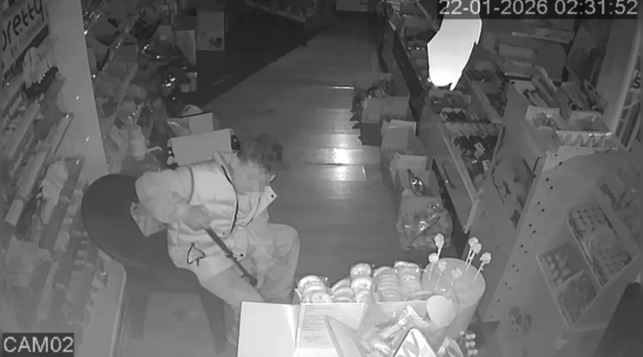 Büfeye giren çocuk top aldı şişirdi, büfe sahibi şikayetçi olmadı
Büfeye giren çocuk top aldı şişirdi, büfe sahibi şikayetçi olmadı
