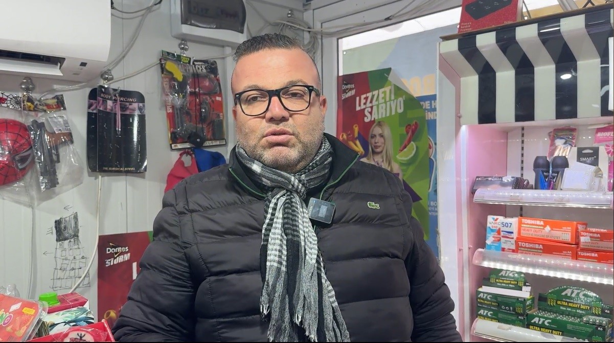 Büfeye giren çocuk top aldı şişirdi, büfe sahibi şikayetçi olmadı
Büfeye giren çocuk top aldı şişirdi, büfe sahibi şikayetçi olmadı