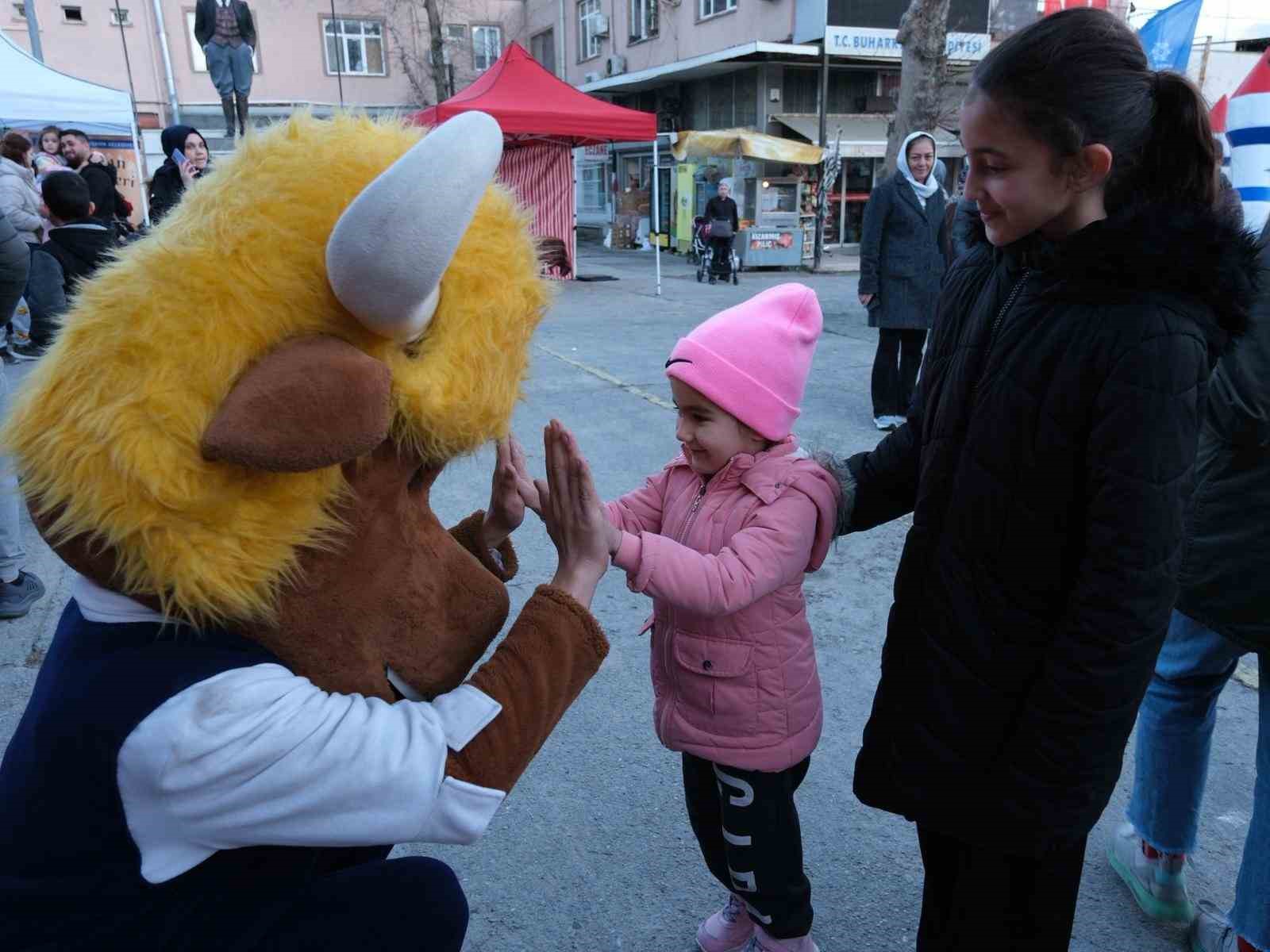 Buharkent’te vatandaşlar Büyükşehir Belediyesi’nin Ramazan etkinlikleri ile buluştu
Buharkent’te vatandaşlar Büyükşehir Belediyesi’nin Ramazan etkinlikleri ile buluştu