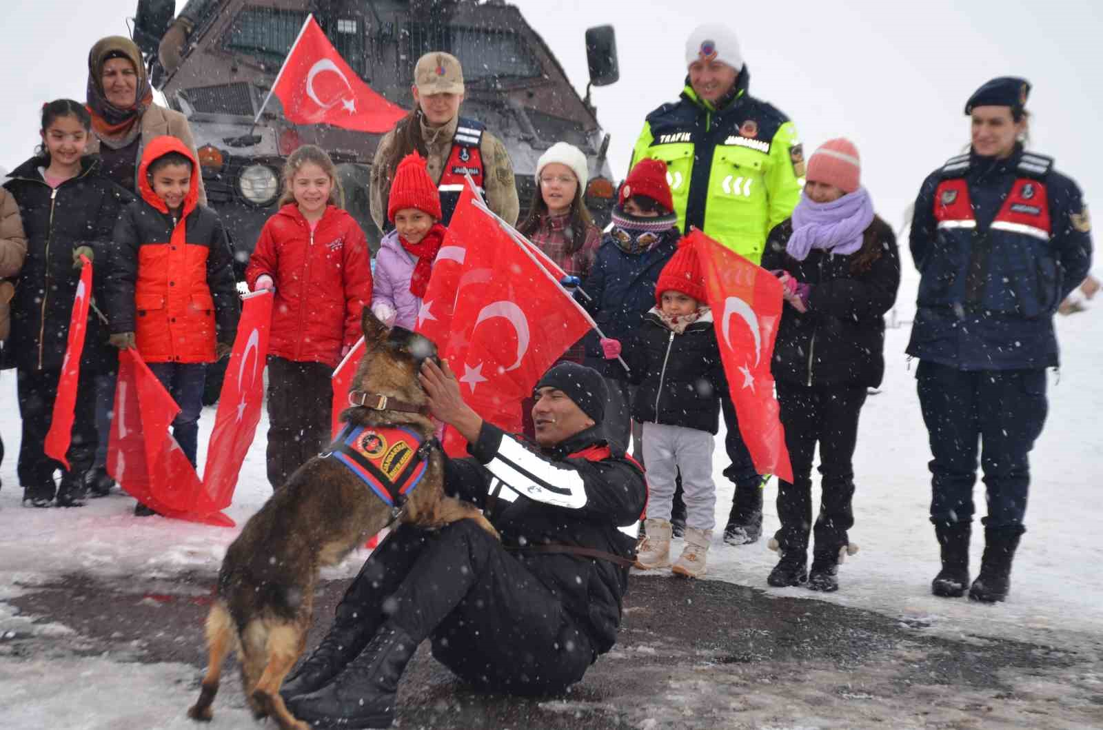 Bulanık Kaymakamlığı’ndan çocuklara unutulmaz kış şenliği
