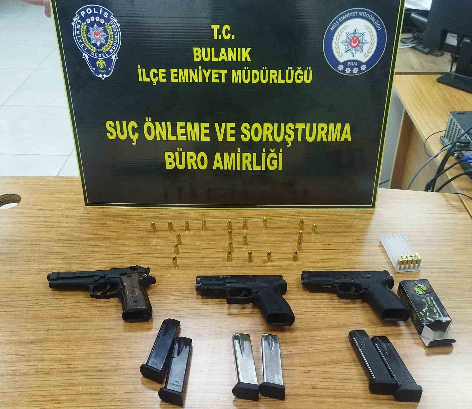 Bulanık’ta huzur uygulaması: Silah ve uyuşturucu madde ele geçirildi
