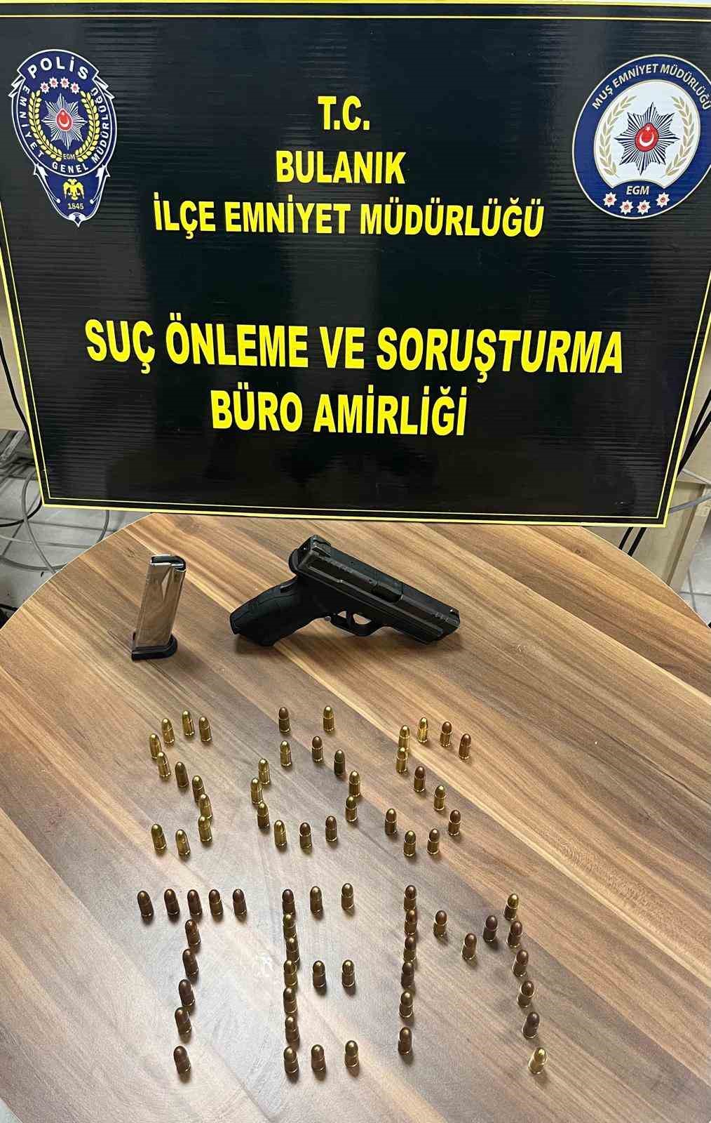 Bulanık’ta huzur uygulaması: Silah ve uyuşturucu madde ele geçirildi
