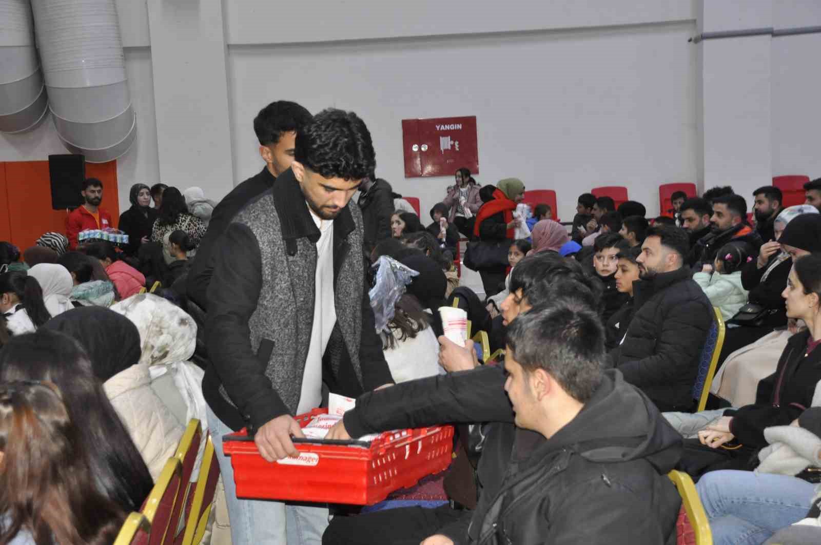 Bulanık’ta ’kürsübaşı ve çiğ köfte’ etkinliği
Bulanık’ta ’kürsübaşı ve çiğ köfte’ etkinliği