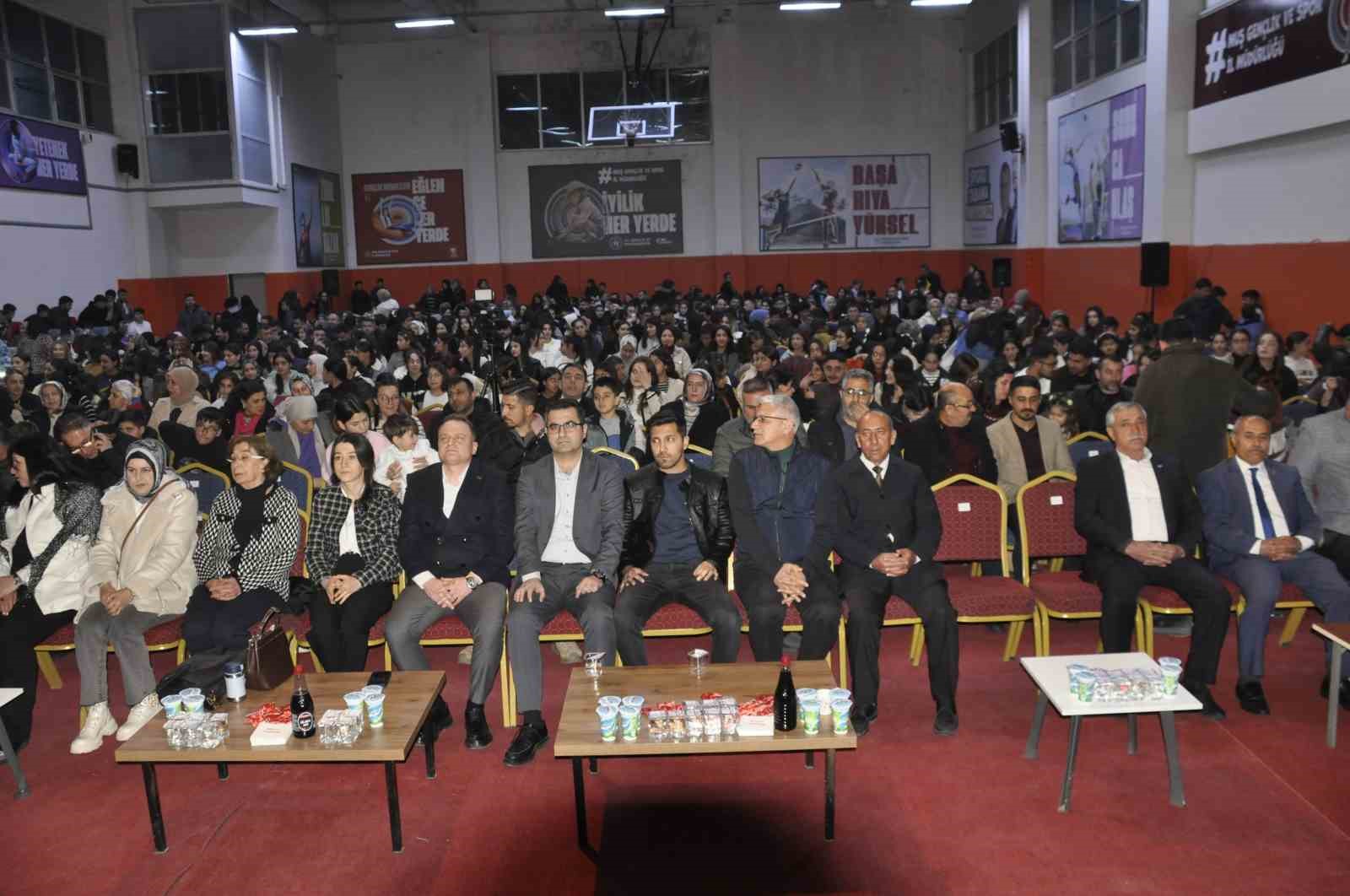 Bulanık’ta ’kürsübaşı ve çiğ köfte’ etkinliği
Bulanık’ta ’kürsübaşı ve çiğ köfte’ etkinliği