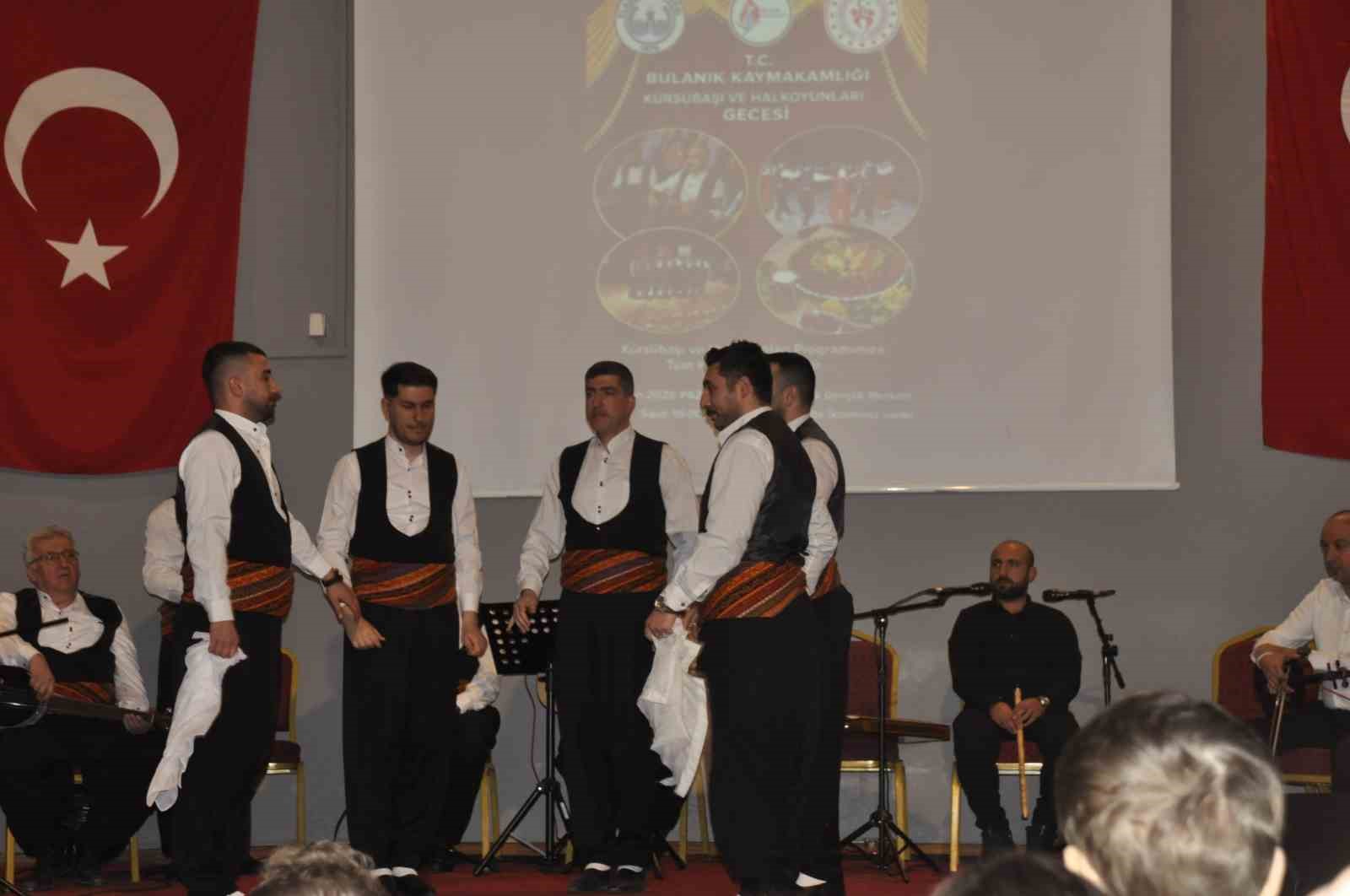 Bulanık’ta ’kürsübaşı ve çiğ köfte’ etkinliği
Bulanık’ta ’kürsübaşı ve çiğ köfte’ etkinliği