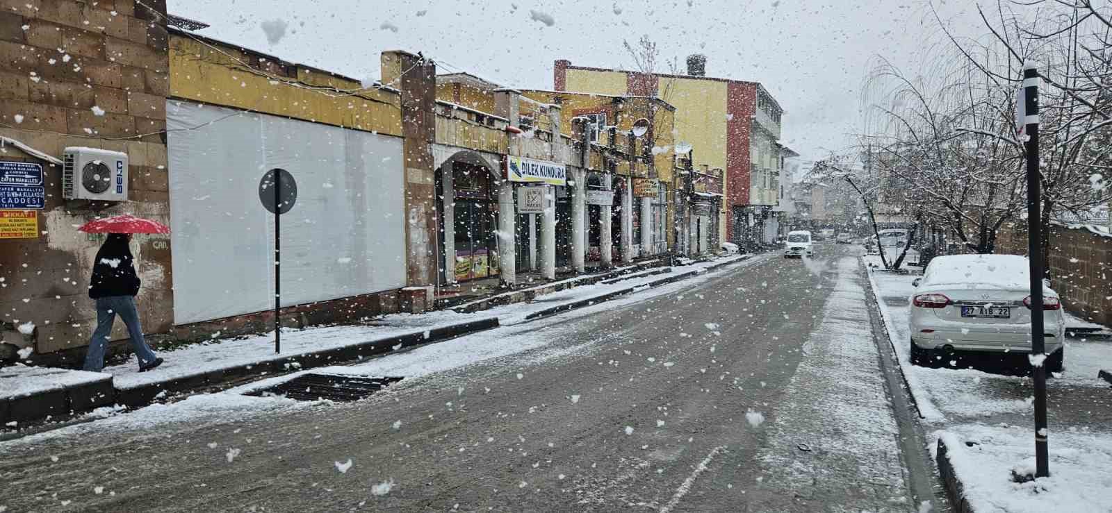 Bulanık’ta nisan ayında kar sürprizi
