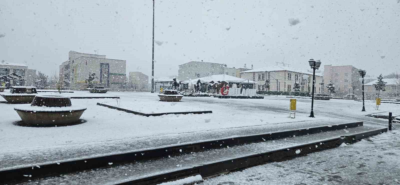 Bulanık’ta nisan ayında kar sürprizi
