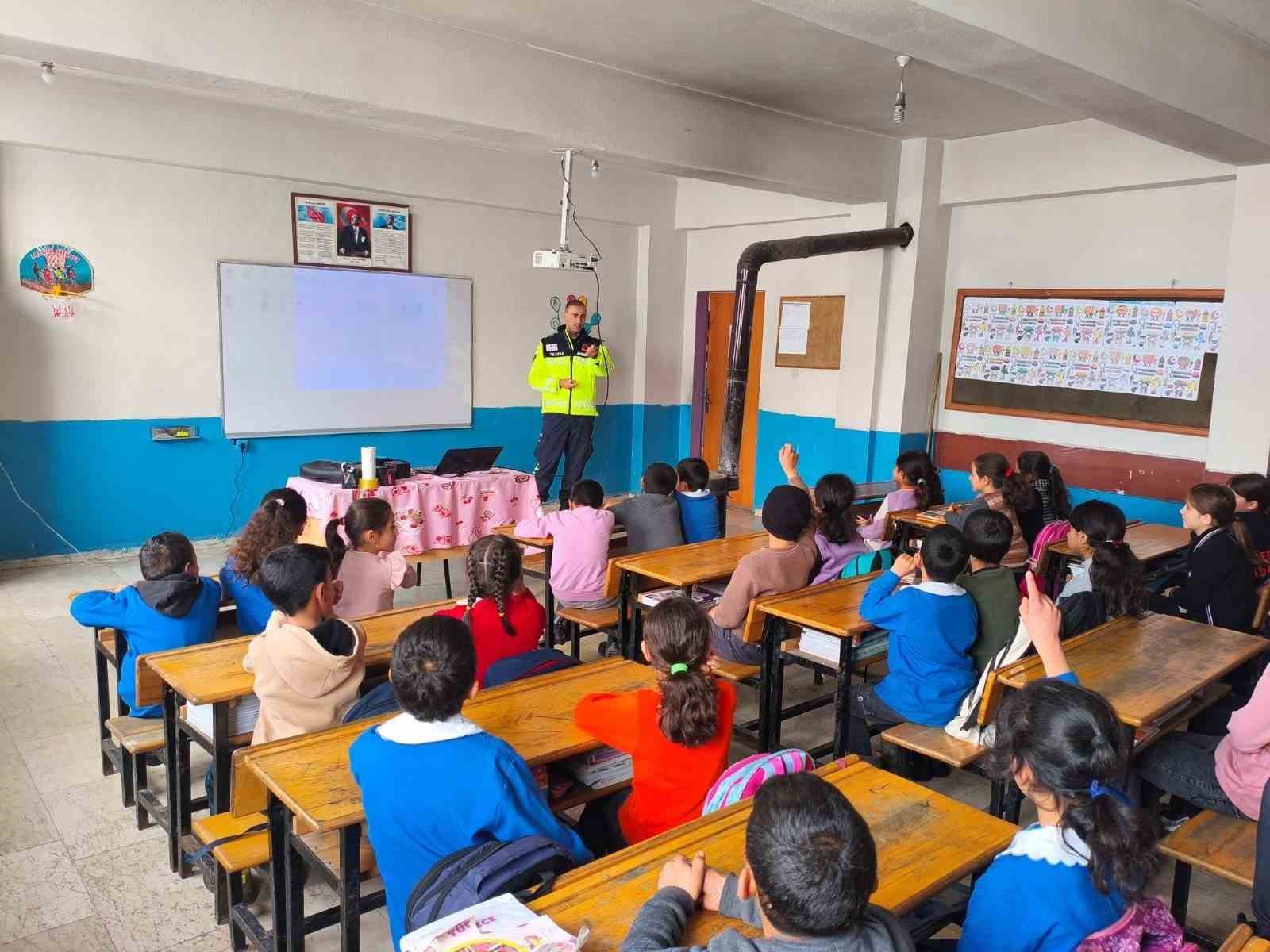 Bulanık’ta öğrencilere trafik güvenliği eğitimi
