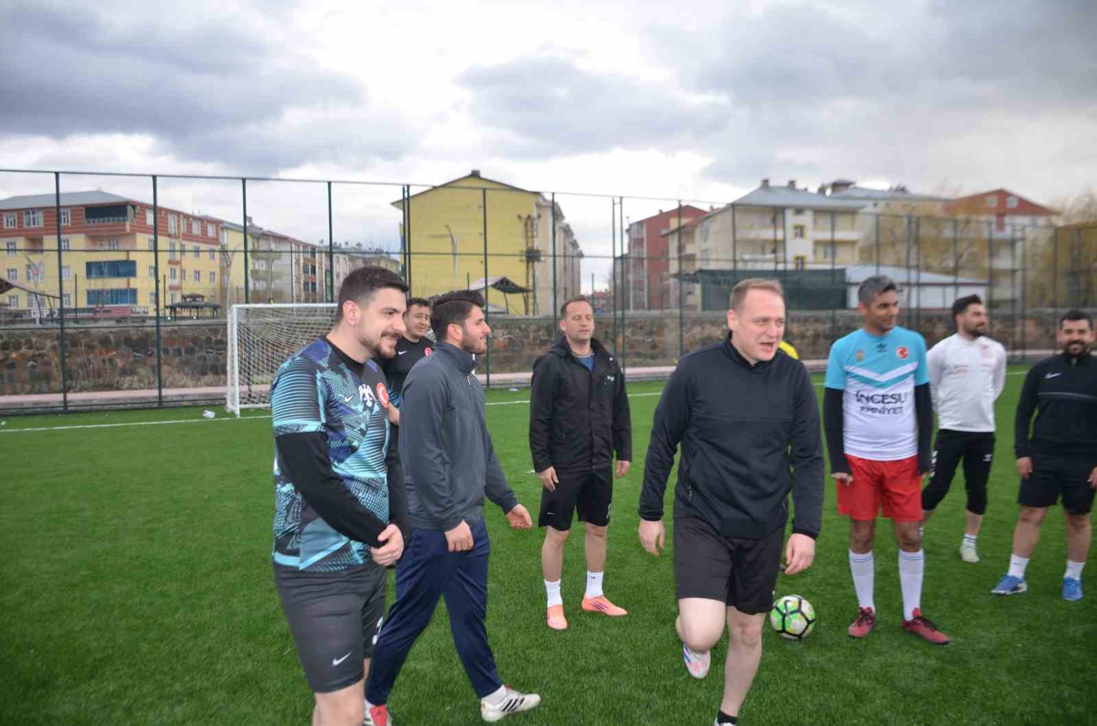 Bulanık’ta protokol ve polis sahada buluştu
