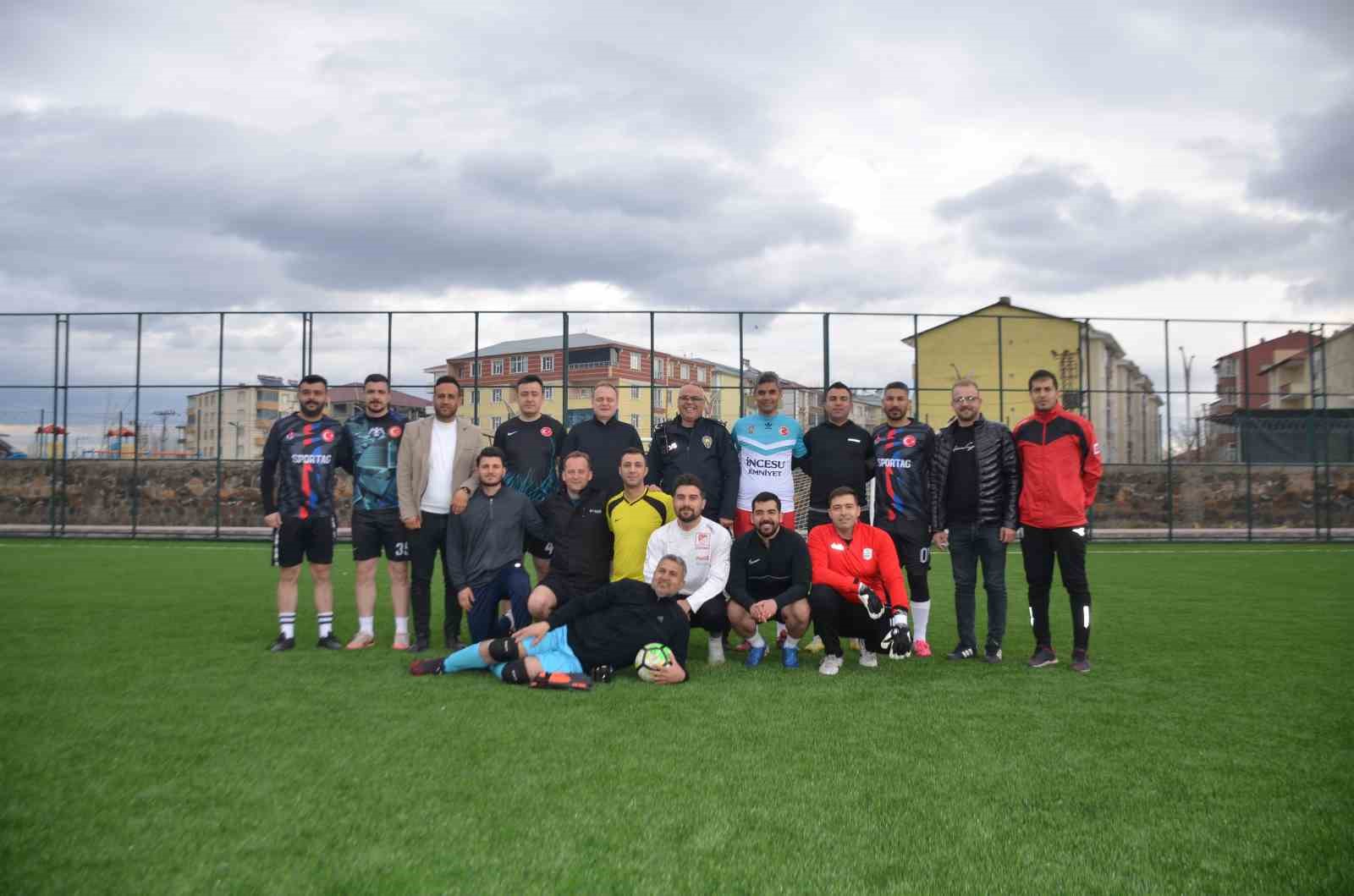 Bulanık’ta protokol ve polis sahada buluştu
