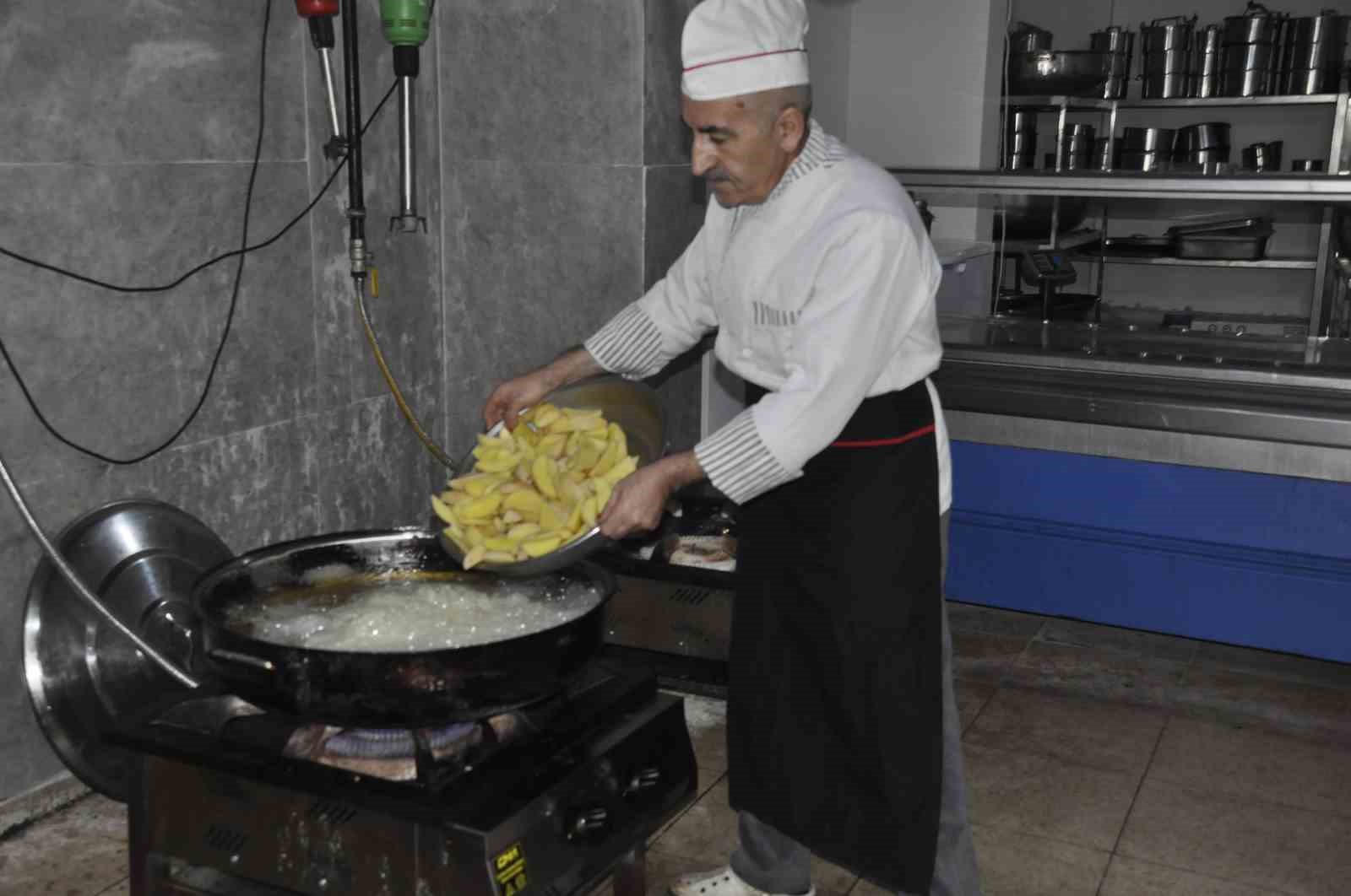 Bulanık’ta Ramazan bereketi: 650 kişiye her gün sıcak iftar
