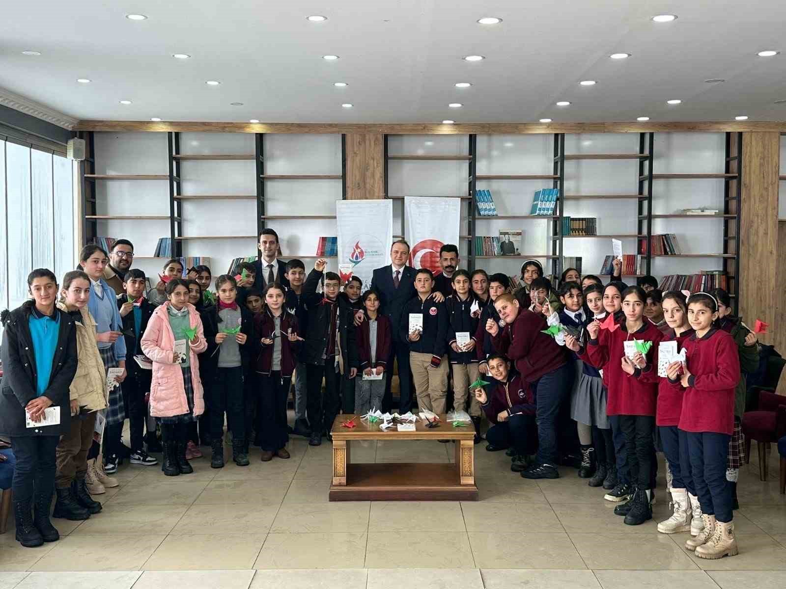 Bulanık’tan Gazze’ye Umut Köprüsü: Bin turna kuşu barış için kanat çırpıyor
Bulanık’tan Gazze’ye Umut Köprüsü: Bin turna kuşu barış için kanat çırpıyor