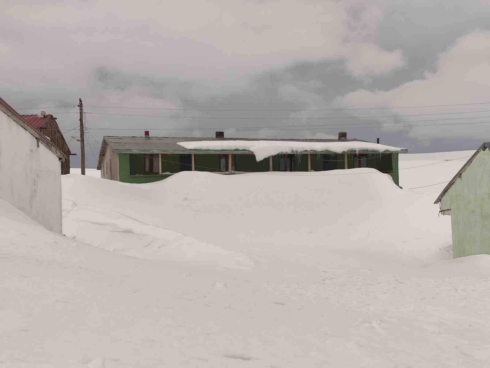 Bülbülan Yaylası’nda evler kara gömüldü
