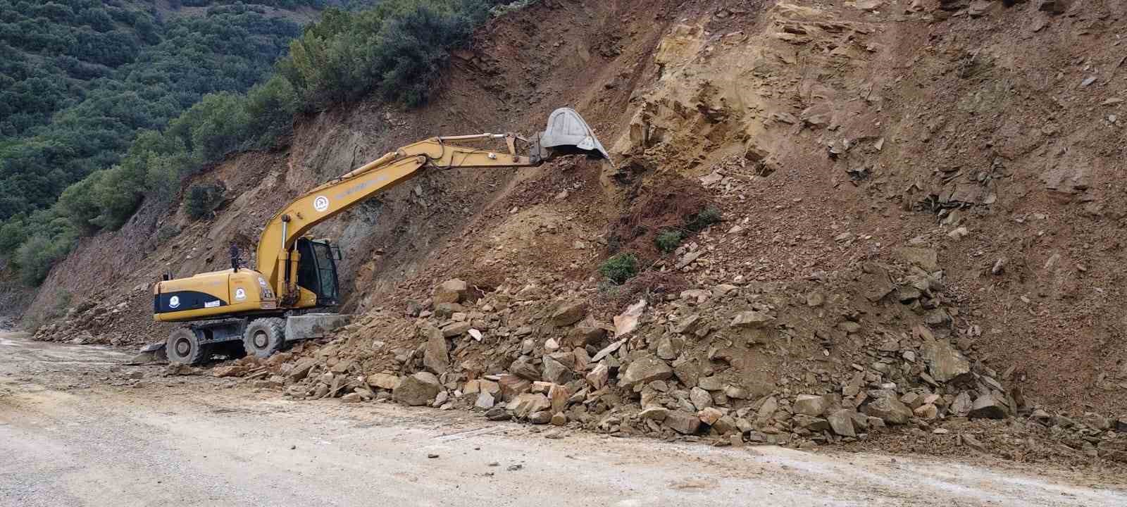 Buldan ve Babadağ’da heyelan nedeniyle kapanan yollarda çalışmalar başladı
