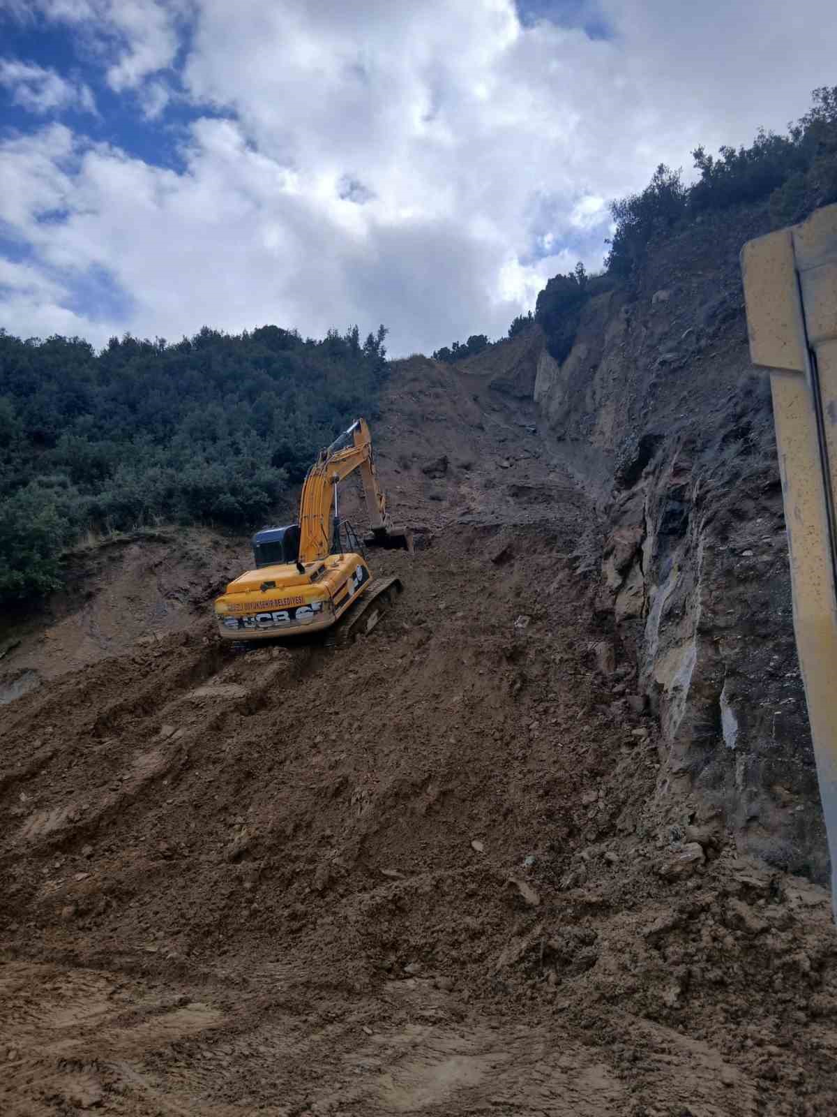 Buldan ve Babadağ’da heyelan nedeniyle kapanan yollarda çalışmalar başladı
