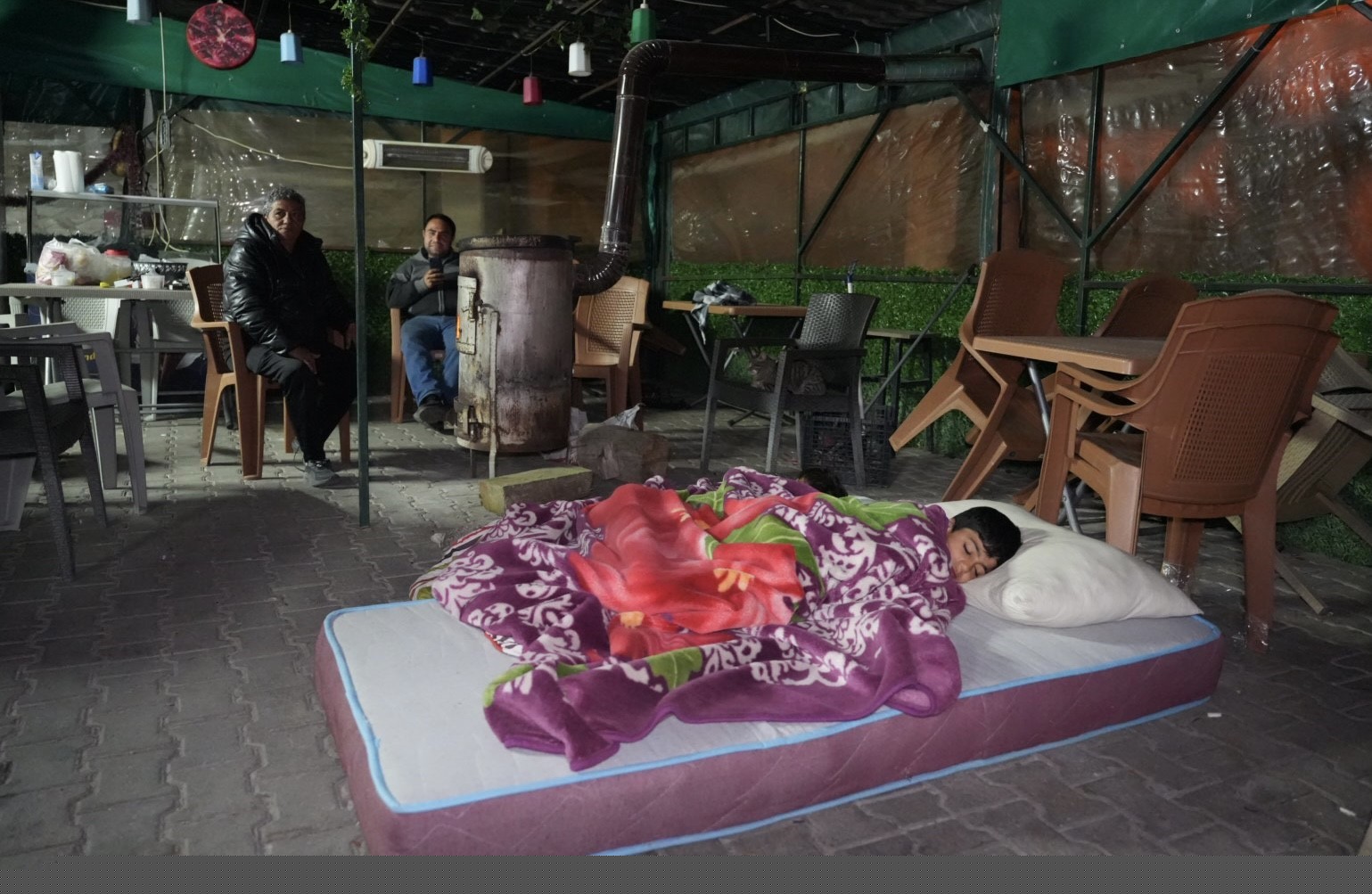 Buldan’da 5.1 büyüklüğündeki depremin ardından yaşanan artçılardan korkan vatandaşlar dışarda sabahladı
