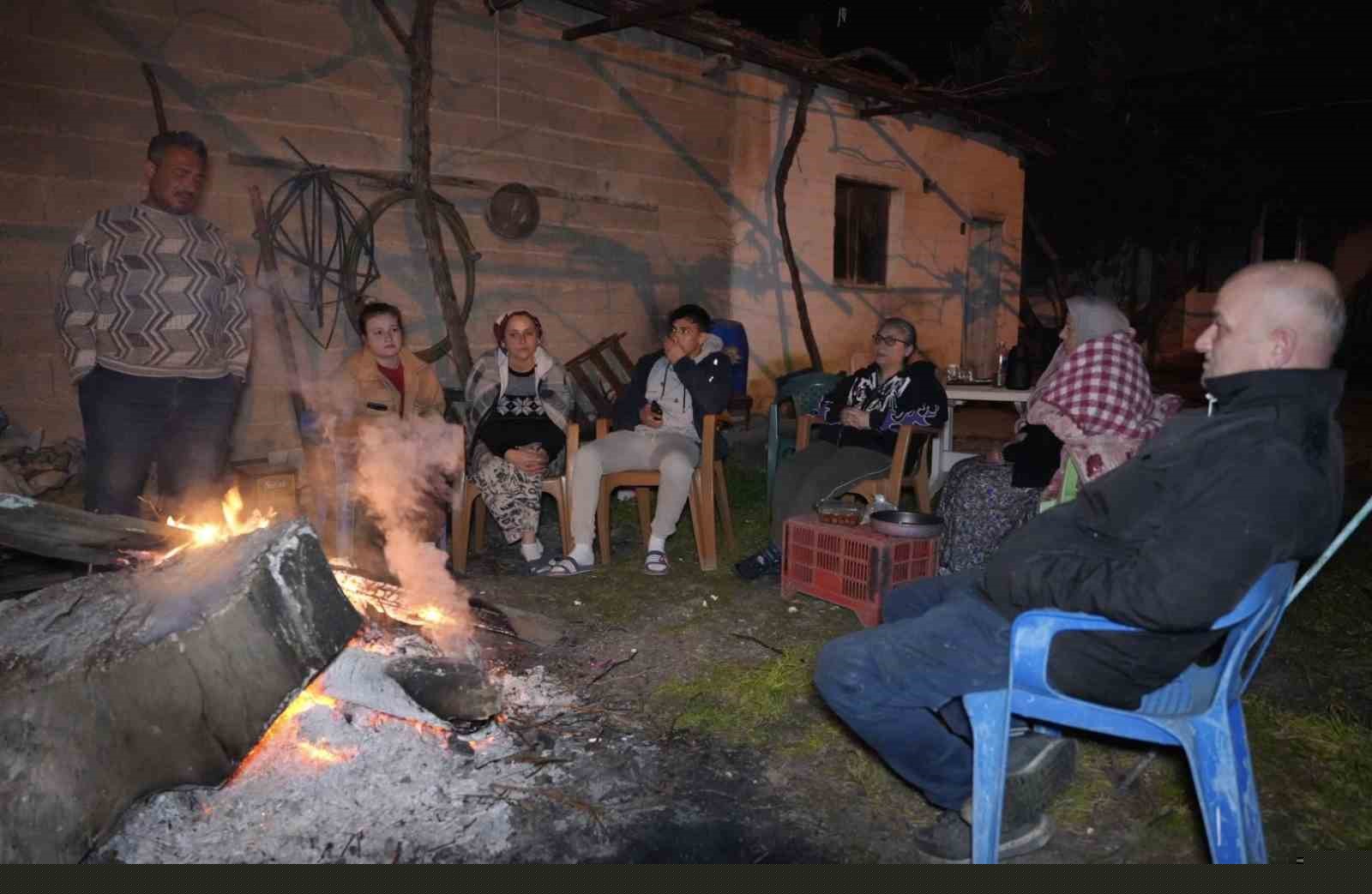 Buldan’da 5.1 büyüklüğündeki depremin ardından yaşanan artçılardan korkan vatandaşlar dışarda sabahladı
