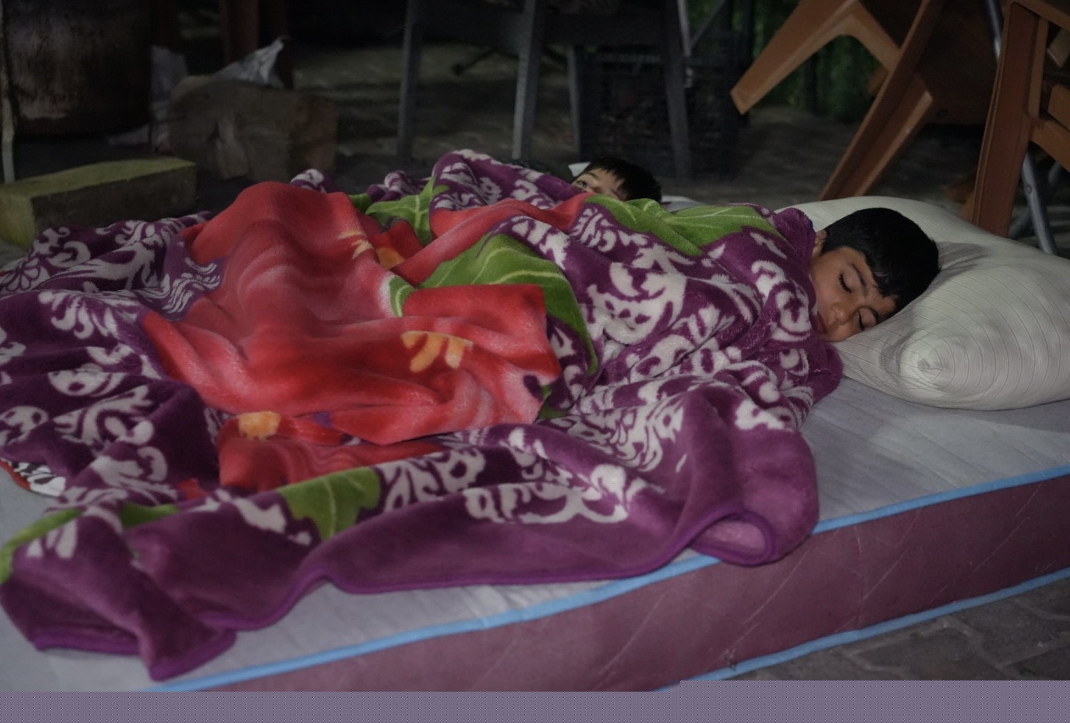 Buldan’da 5.1 büyüklüğündeki depremin ardından yaşanan artçılardan korkan vatandaşlar dışarda sabahladı
