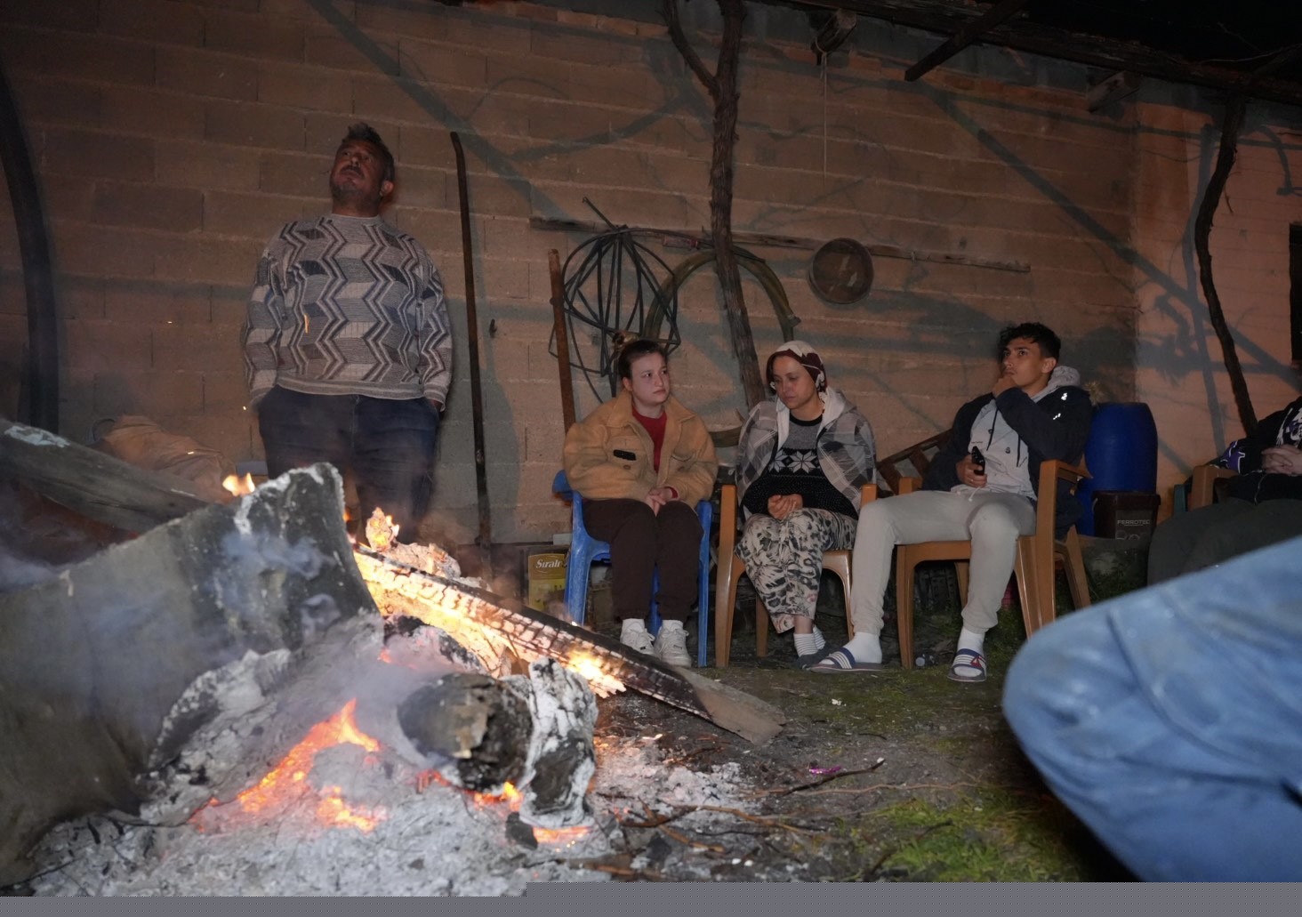 Buldan’da 5.1 büyüklüğündeki depremin ardından yaşanan artçılardan korkan vatandaşlar dışarda sabahladı
