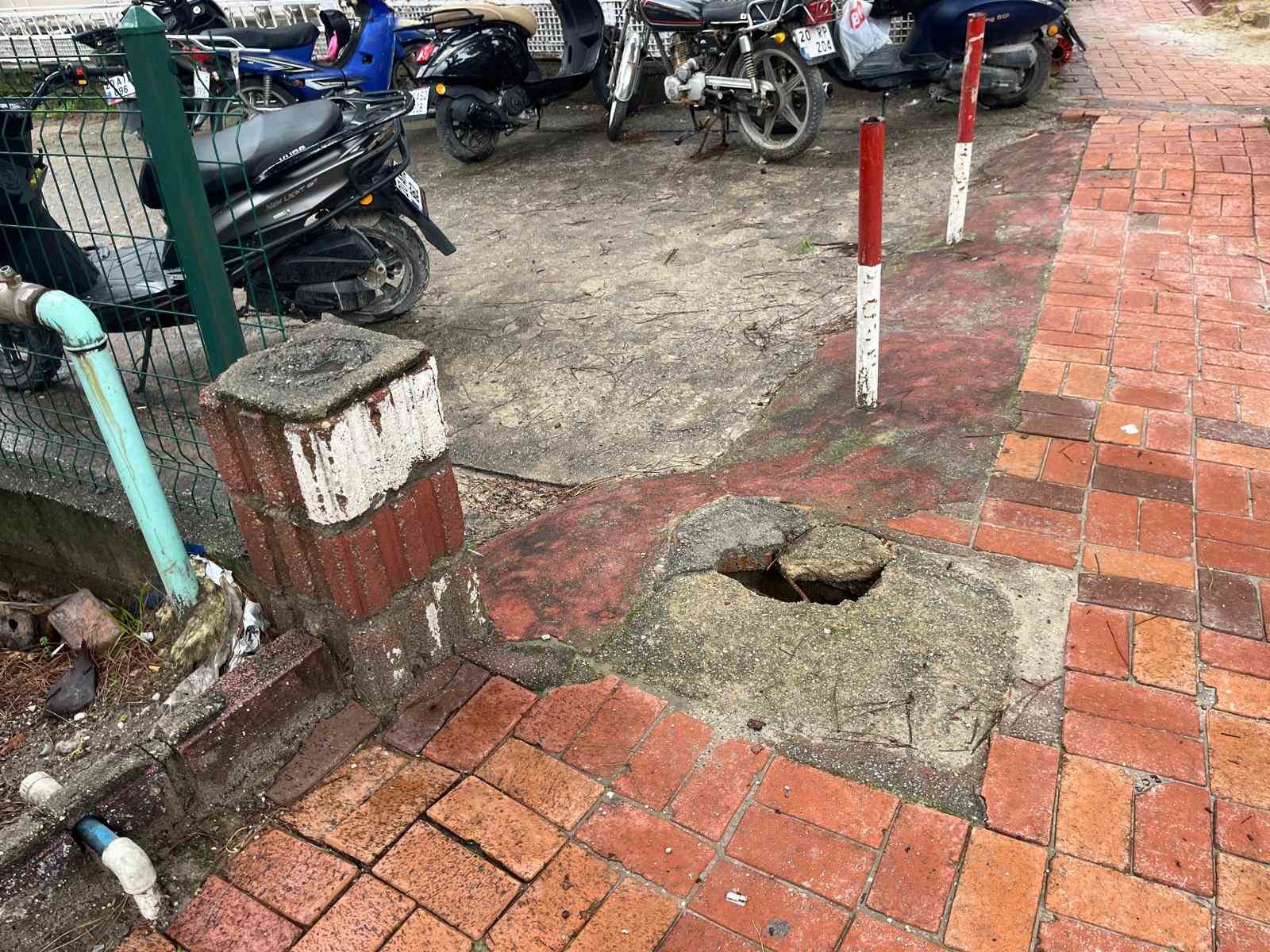 Buldan’da ATM önündeki çukur tehlike saçıyor
