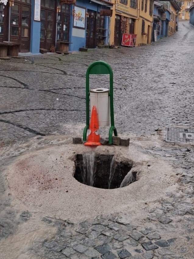 Buldan’da çöken tarihi yol yapılan onarım sonrası tekrar çöktü
