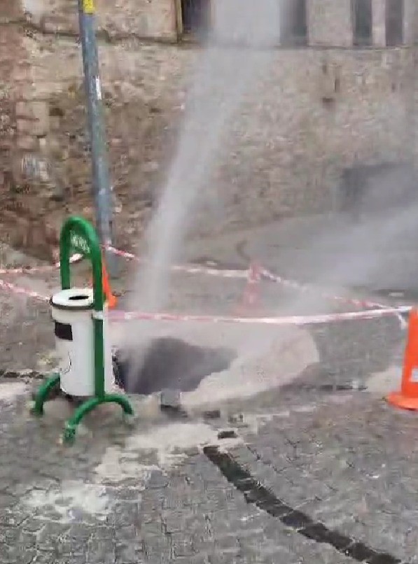 Buldan’da çöken tarihi yol yapılan onarım sonrası tekrar çöktü
