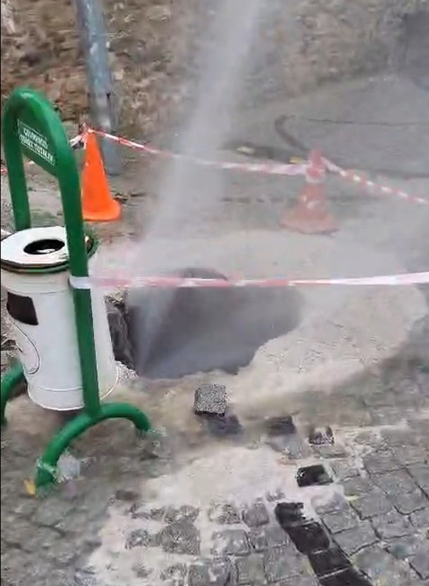 Buldan’da çöken tarihi yol yapılan onarım sonrası tekrar çöktü
