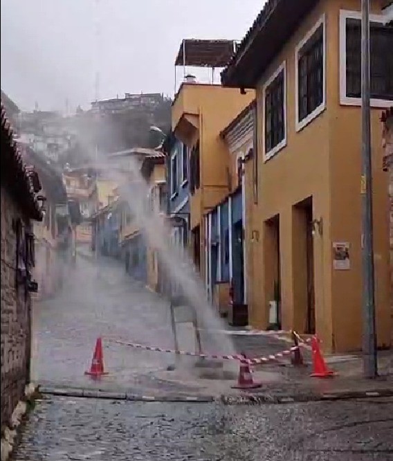 Buldan’da çöken tarihi yol yapılan onarım sonrası tekrar çöktü
