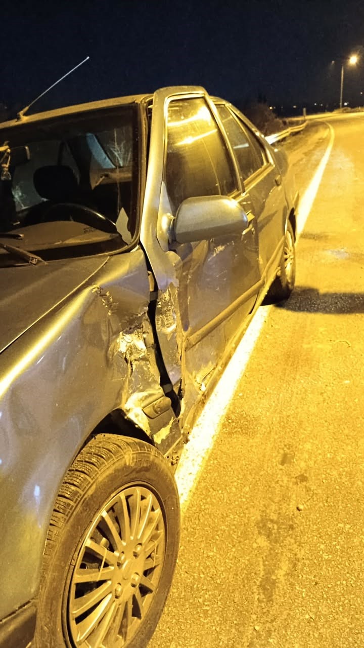 Buldan’da iki otomobil kavşakta çarpıştı; 1 yaralı
