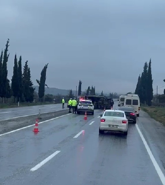 Buldan’da portakal yüklü kamyon refüje devrildi
