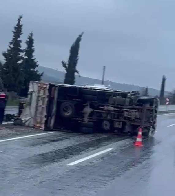 Buldan’da portakal yüklü kamyon refüje devrildi
