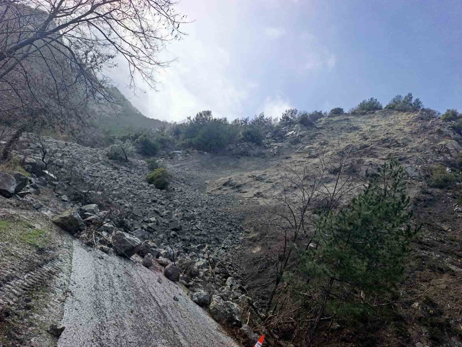 Buldan’da toprak kayması nedeniyle  bir mahalle yolu ulaşıma kapandı
