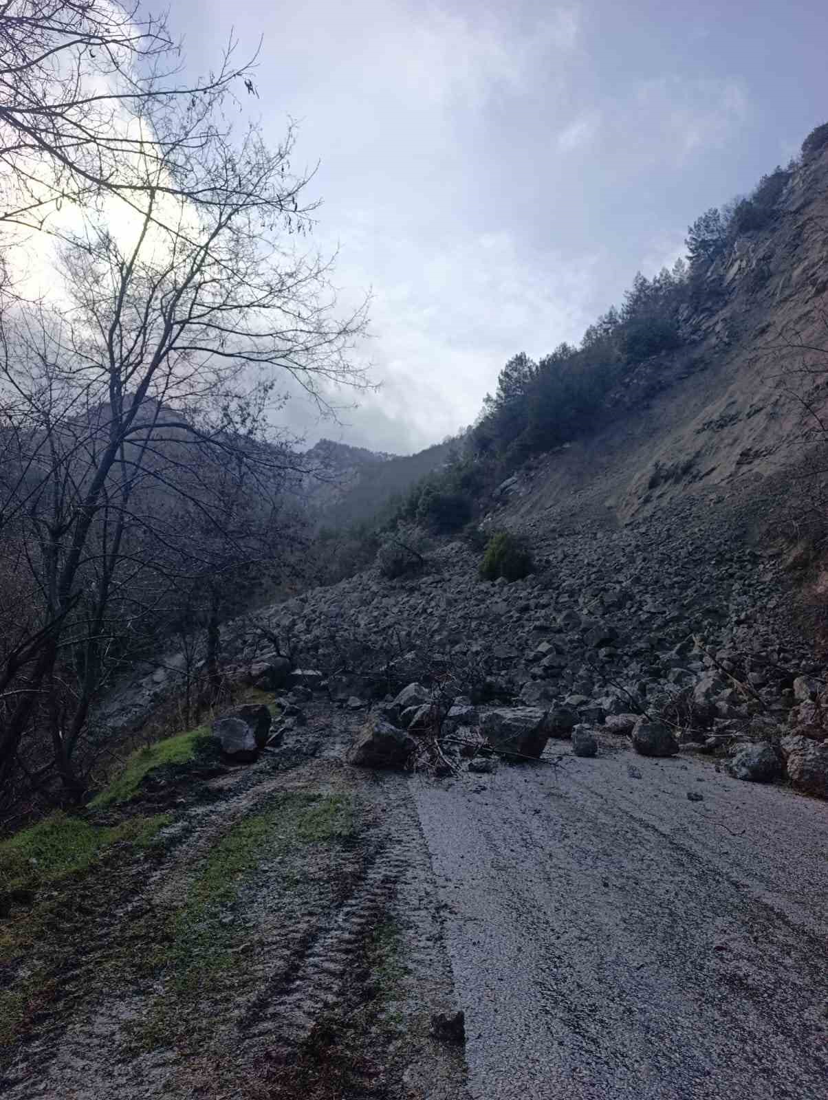 Buldan’da toprak kayması nedeniyle  bir mahalle yolu ulaşıma kapandı
