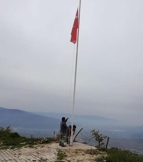 Buldan’ın 45 mahallesi ay yıldızlı bayraklarla donatılıyor
