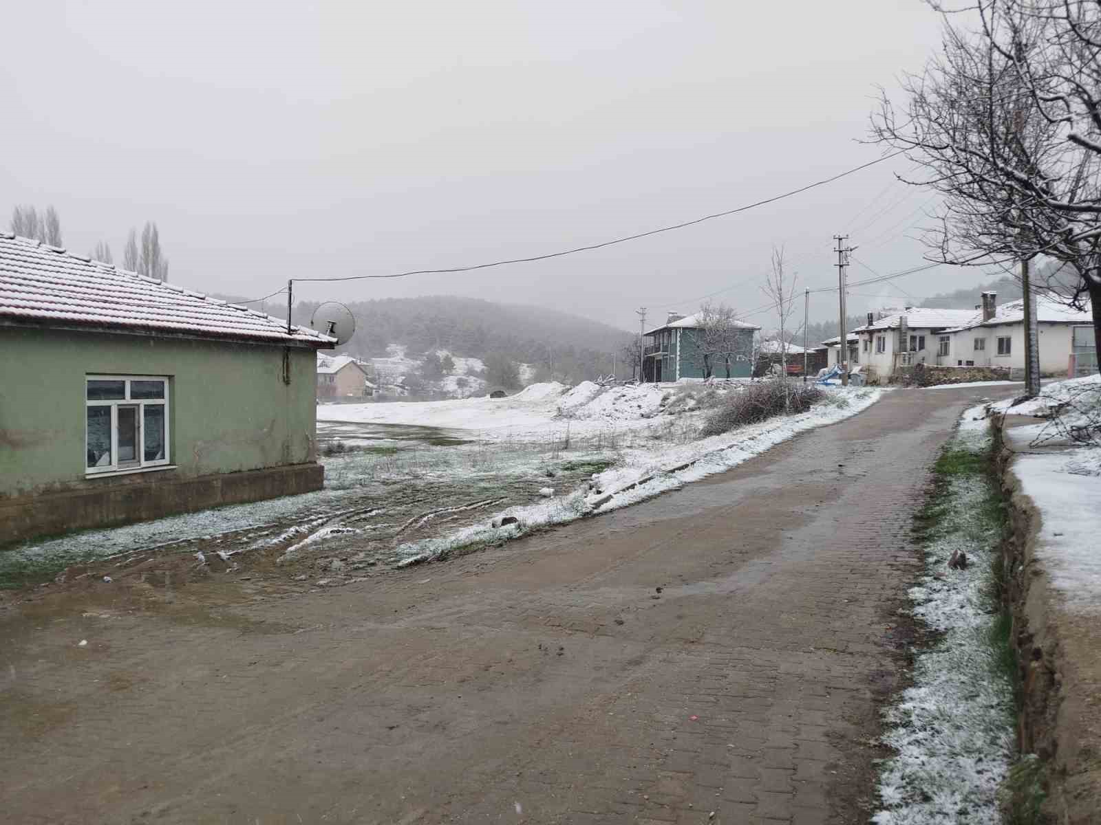 Buldan’ın yüksek kesimlerinde kar yağışı etkili oldu
