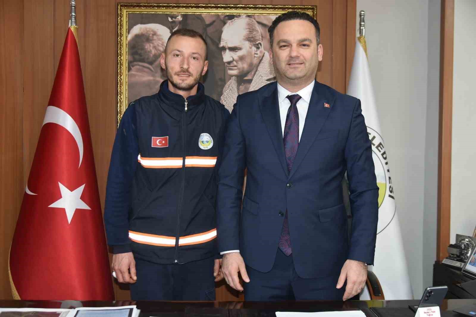 Bulduğu altın bilekliği polise teslim eden temizlik görevlisine belediye başkanından ödül
