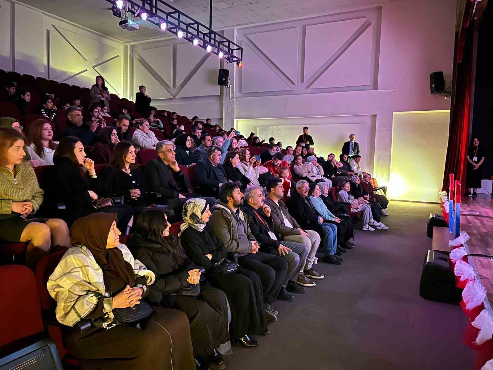 Bulut Başarı Koleji’nde değerler sahneye taşındı
