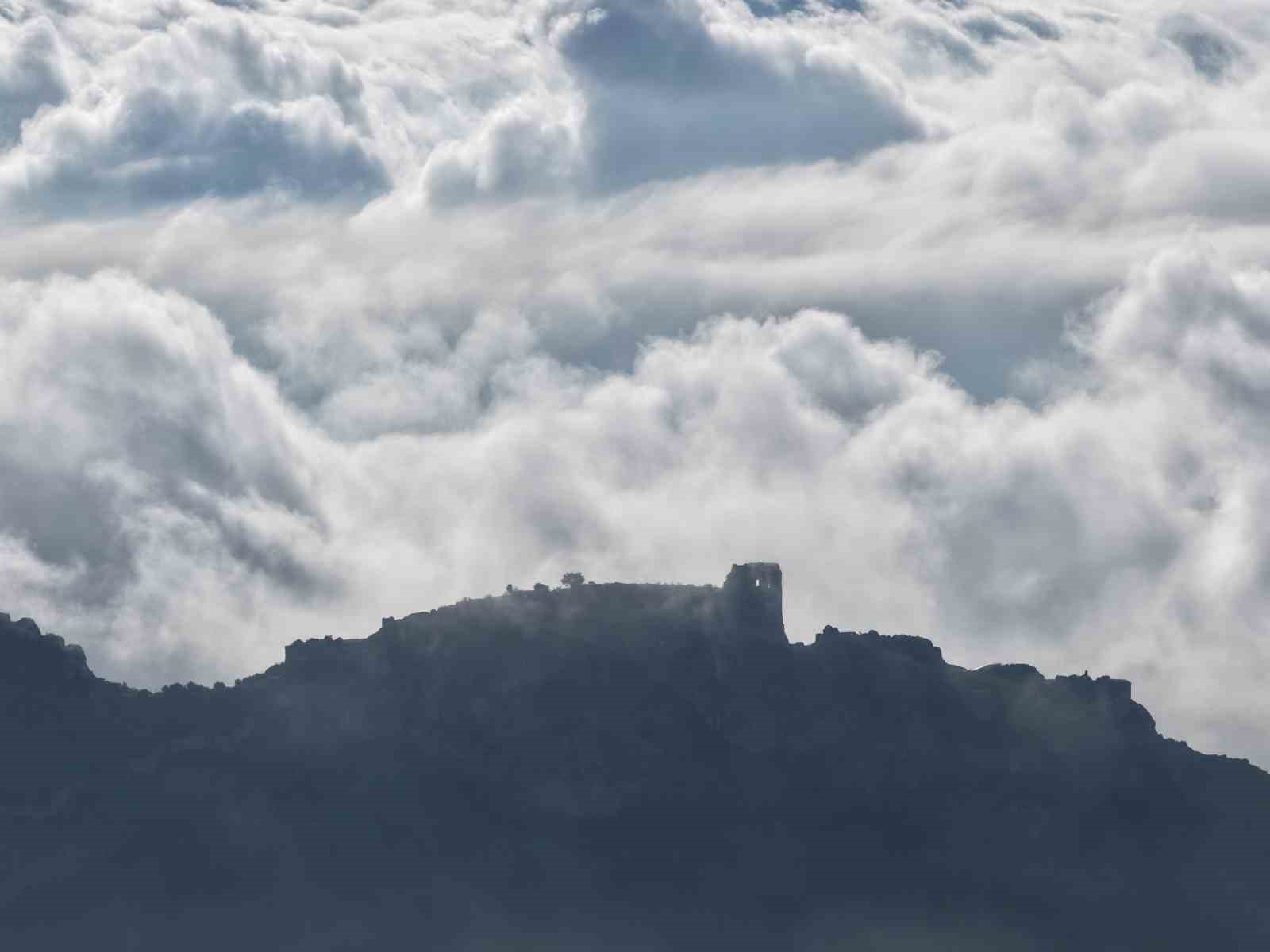 Bulutlar Kozan Kalesi’nde dans etti, ortaya masalsı görüntüler çıktı
