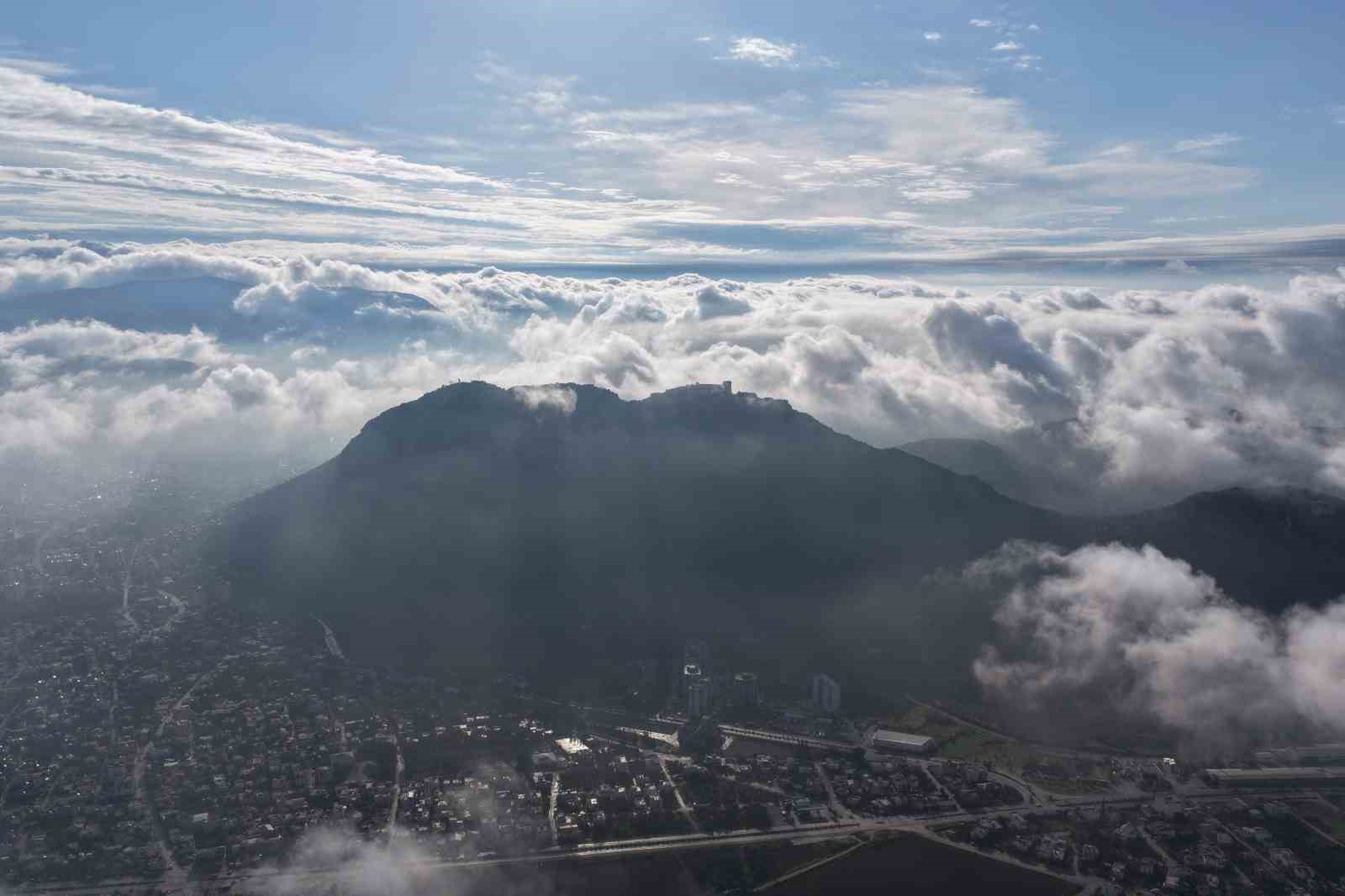Bulutlar Kozan Kalesi’nde dans etti, ortaya masalsı görüntüler çıktı
