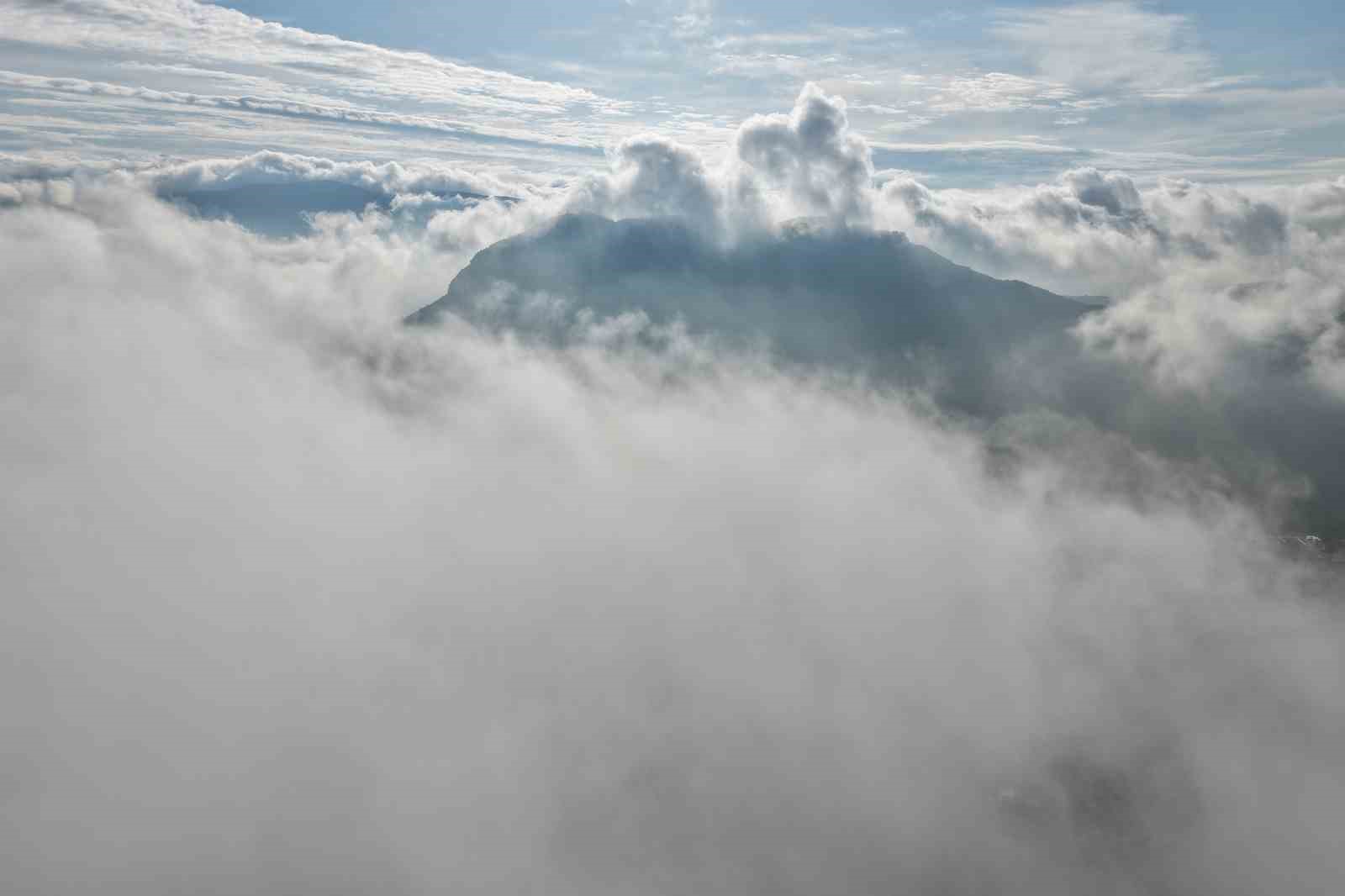 Bulutlar Kozan Kalesi’nde dans etti, ortaya masalsı görüntüler çıktı
