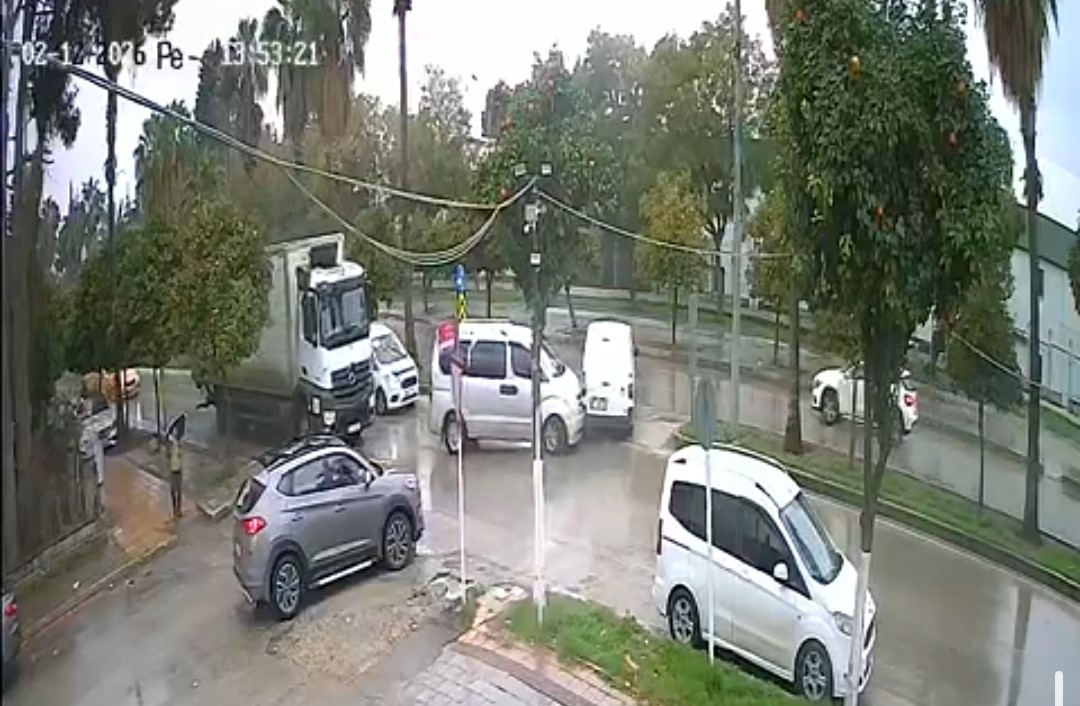 Bulvarda sürekli kaza olmasına esnaf isyan etti
